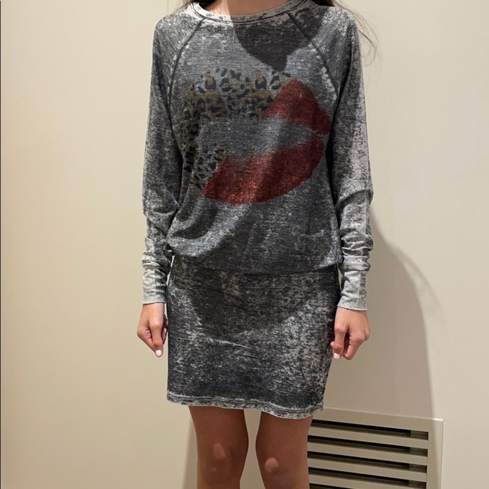 Grey washed dress with lip design